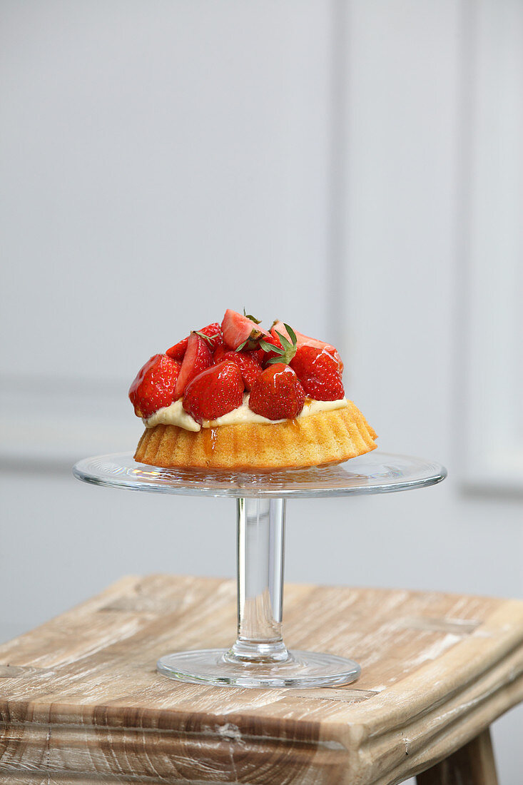 Strawberry tart with eggnog and vanilla pudding cream