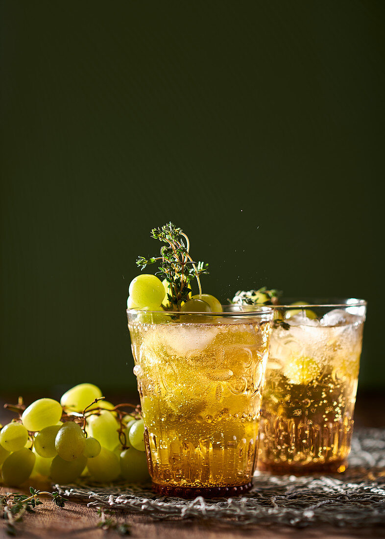 Prickelnder Rum-Trauben-Cocktail mit Thymian