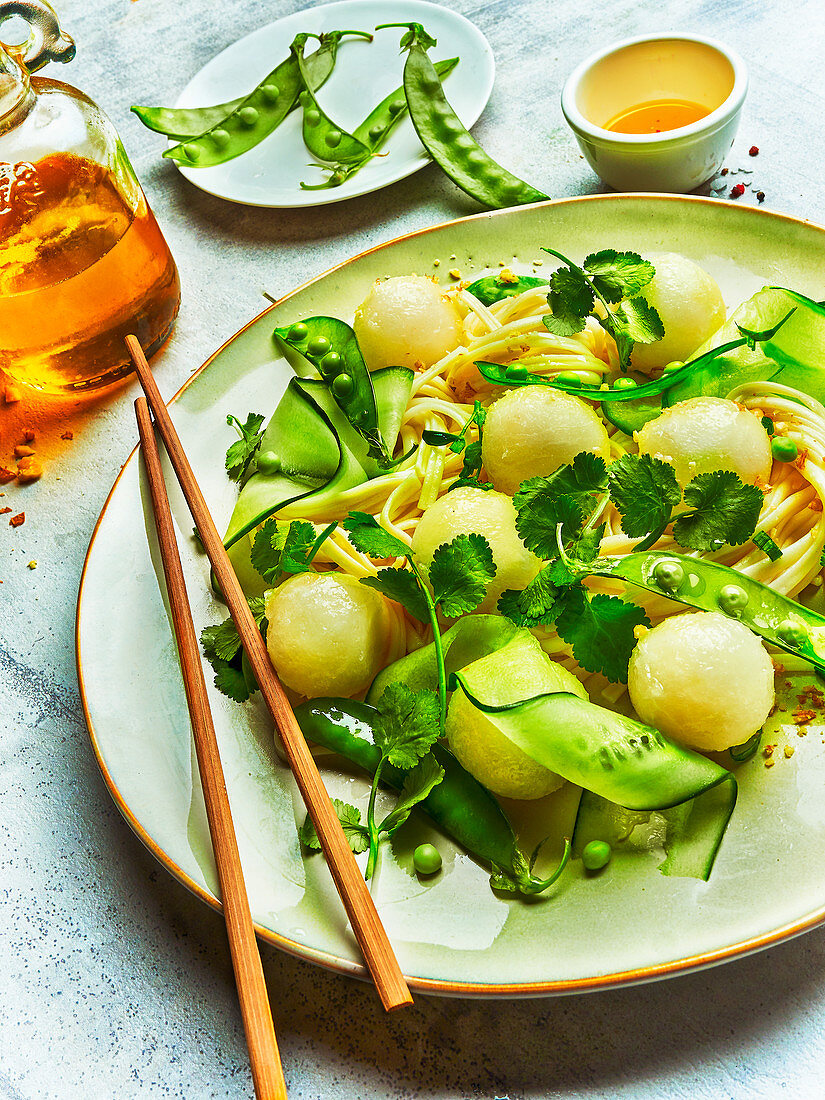 Pasta with mini dumplings, mange tout and courgette (Asia)