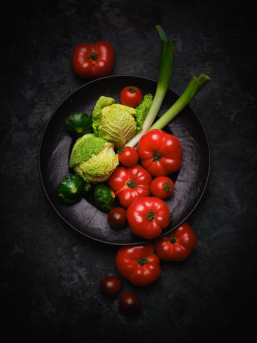 Gemüsestilleben mit Wirsing, Patisson, Tomaten und Lauch