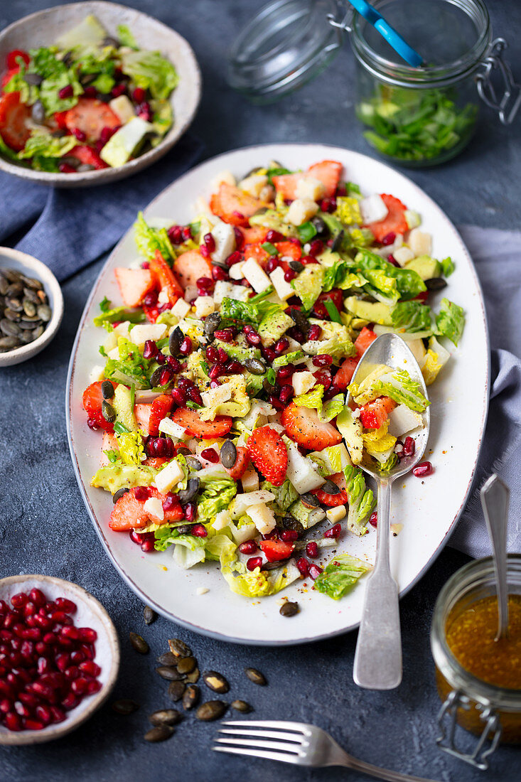 Salat mit Erdbeeren und Parmesan