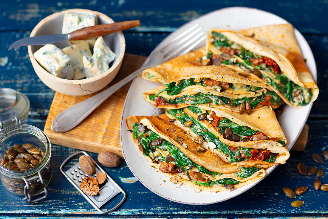 Crepes mit Spinat, getrockneten Tomaten und Blauschimmelkäse