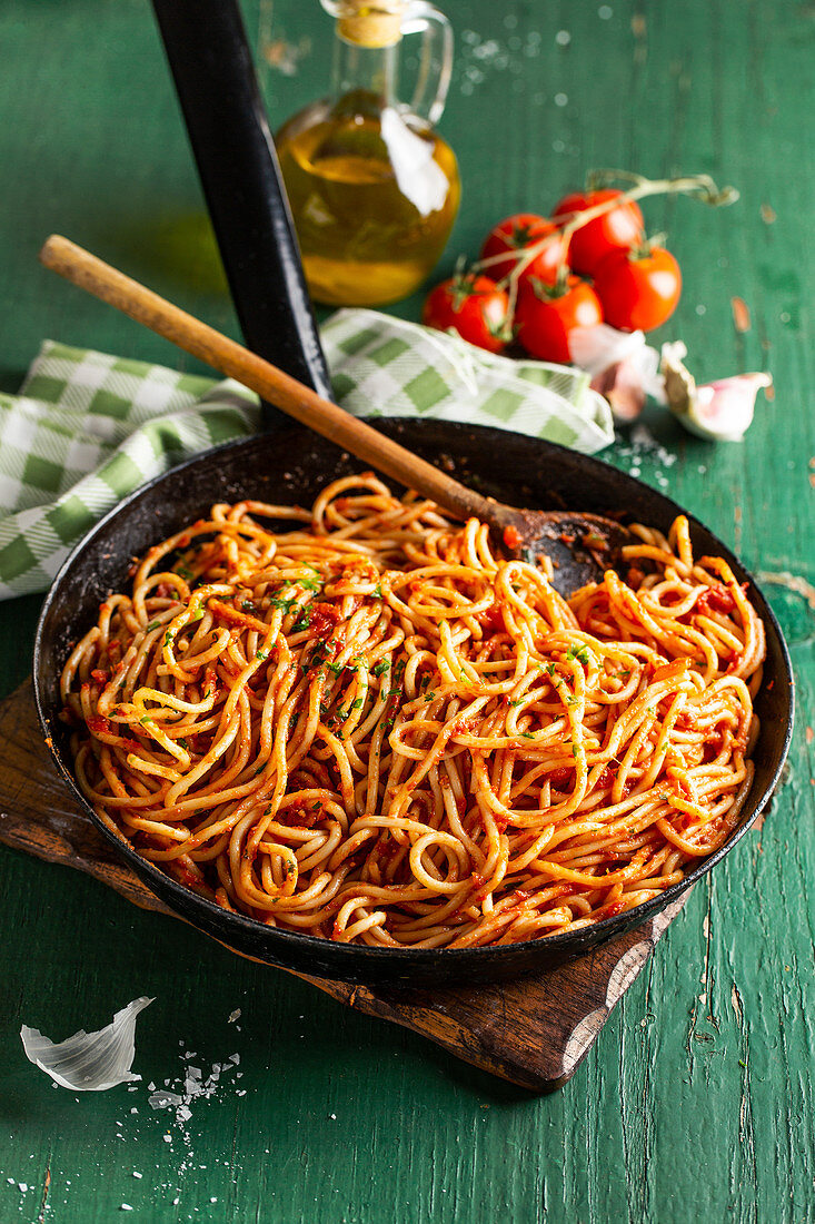 Klassische Spaghetti mit Tomatensoße und Gewürzen
