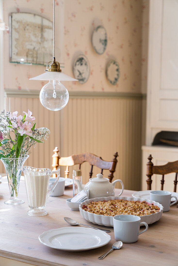 Kuchen auf dem gedeckten Tisch im Esszimmer im Landhausstil