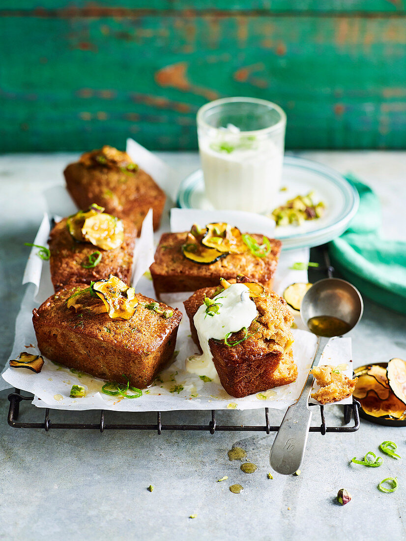 Zucchini-Limetten-Küchlein mit Pistazien und Joghurt