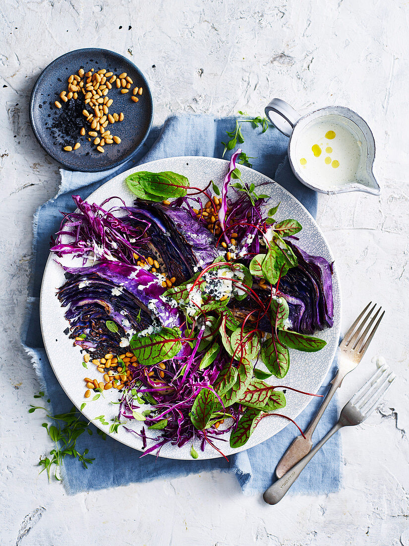 Gegrillter Rotkohl mit Gorgonzola-Buttermilch-Dressing