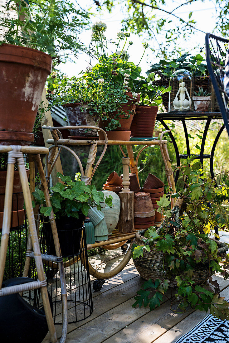 Nostalgische Blumenständer aus Bambus und Metall als Terrassendekoration