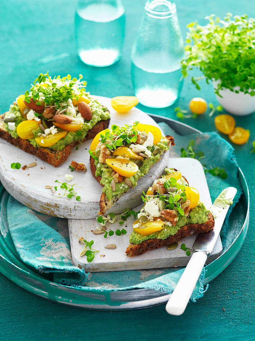 Toast mit Erbsen-Hummus, gelben Kirschtomaten und Feta