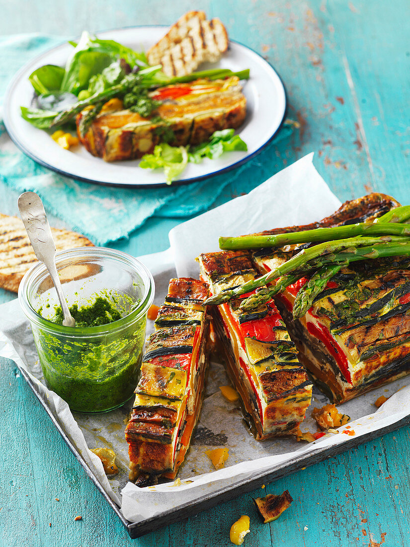 Kastenförmiger Frittatakuchen mit gegrilltem Gemüse und Pesto