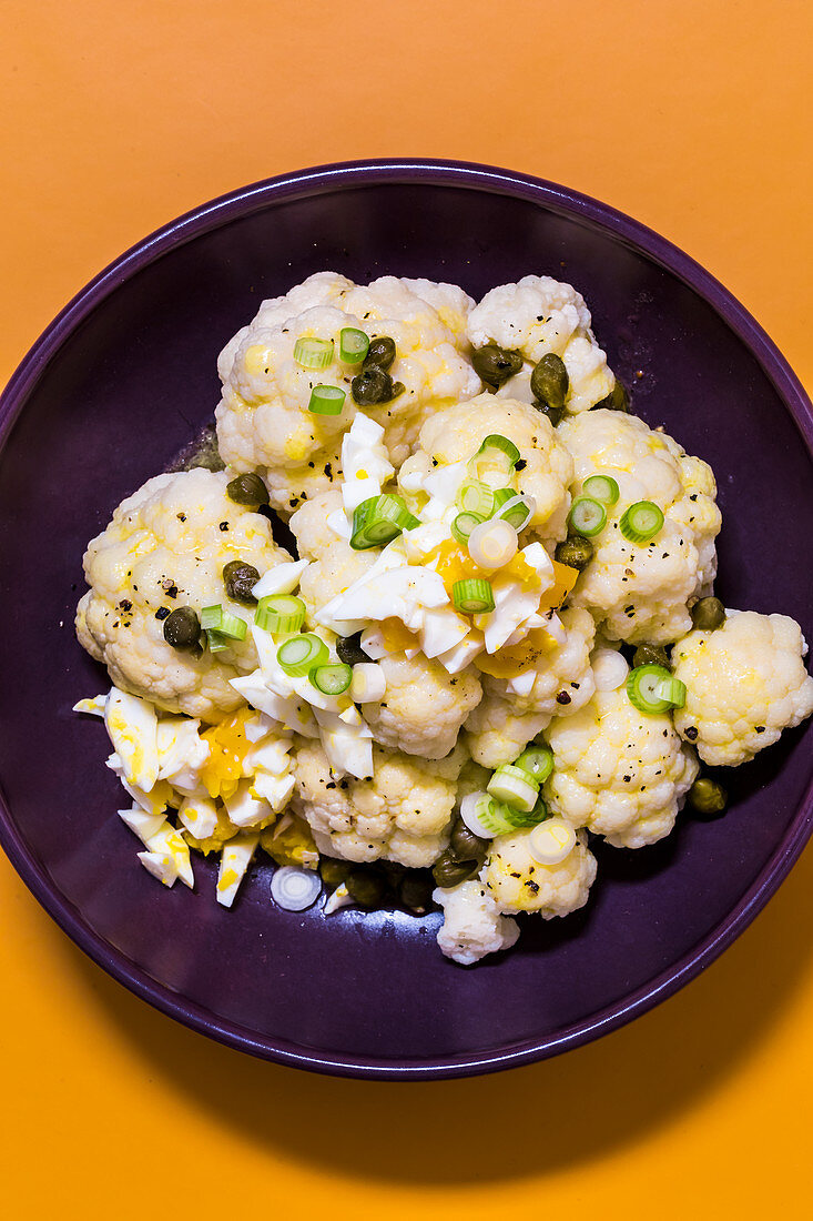 Blumenkohlsalat mit Kapern und Ei