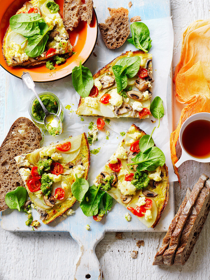 Frühstücks-Frittata mit Kartoffeln, Tomaten, Pilzen und Pesto