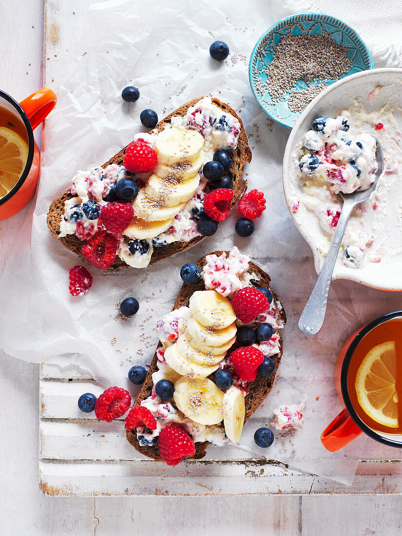 Ricotta-Toast mit Beeren und Banane