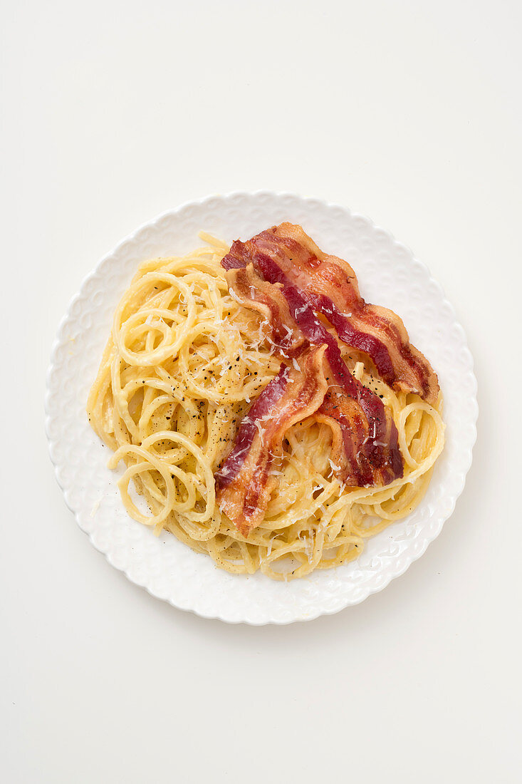 Spaghetti mit Rührei und knusprigem Bacon
