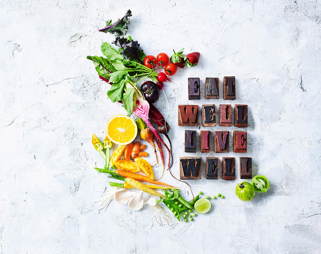 Frisches Gemüse und Obst, Holzstempel bilden 'Eat well, live well'