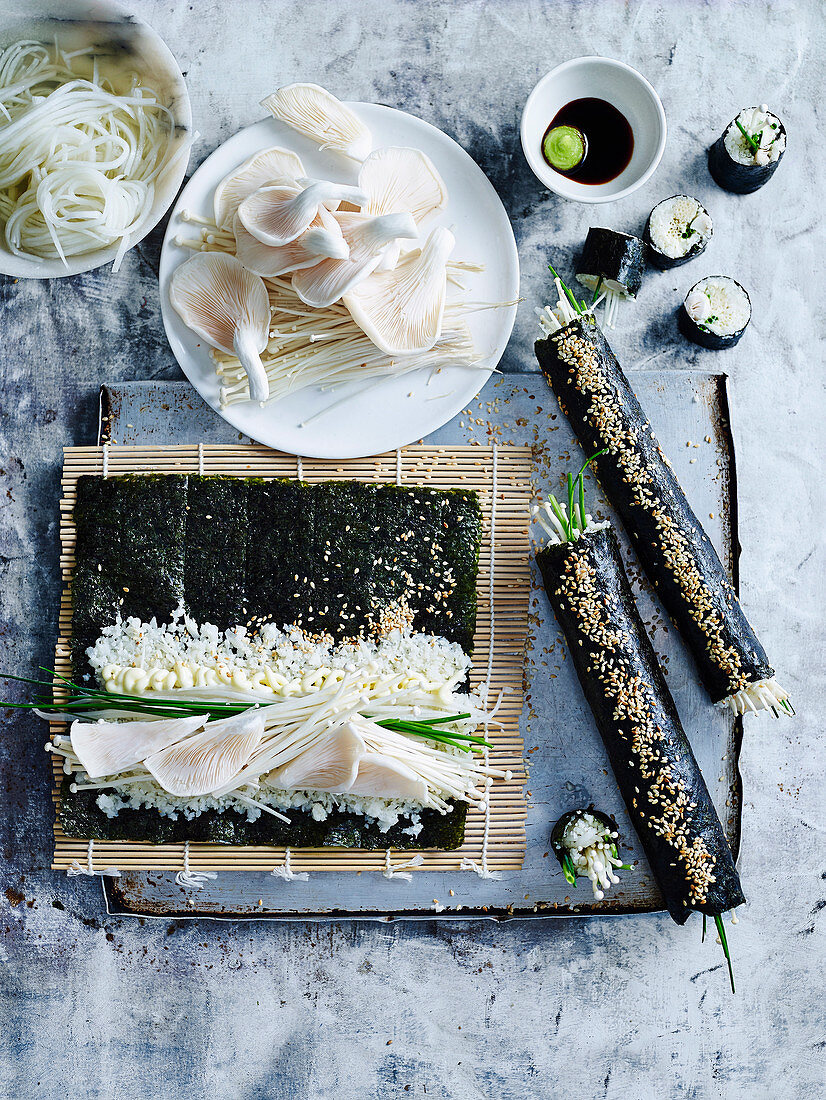 Low Carb Sushi mit Blumenkohl-'Reis' und Pilzen
