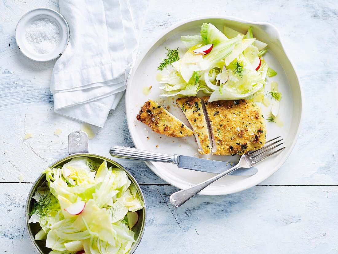 Hühnerschnitzel in Mandelkruste und Eisssalat mit Fenchel und Nashibirne