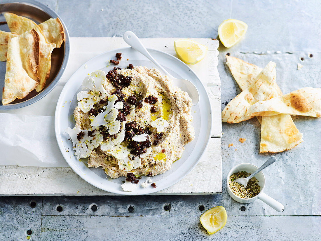 Blumenkohl-Hummus mit würzigem Lammhackfleisch