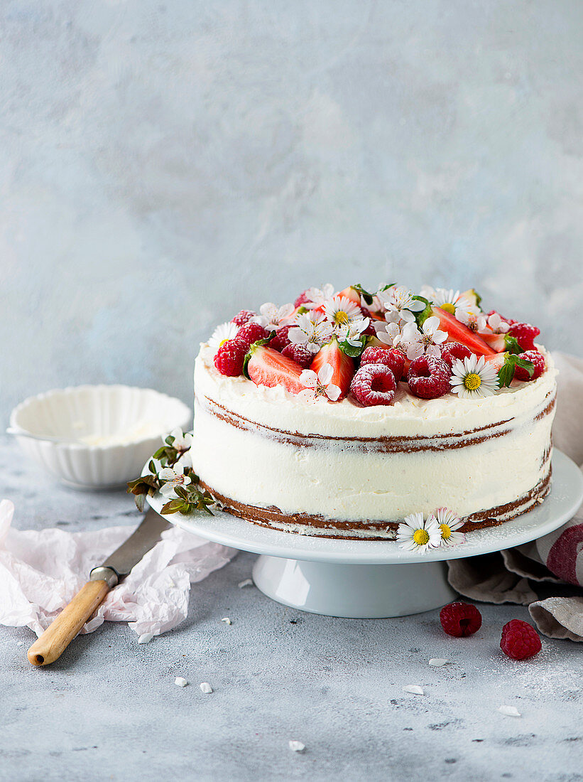 Light spring cake with berries