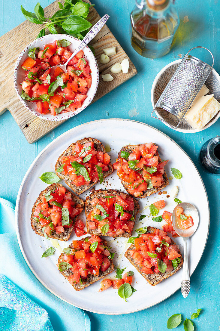 Bruschetta mit Tomaten und Basilikum