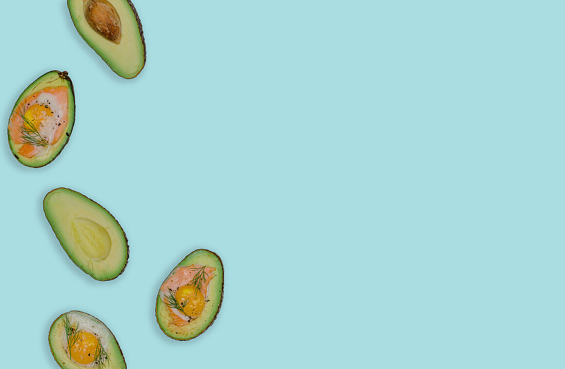 Avocadohälften mit Lachs und Spiegeleei