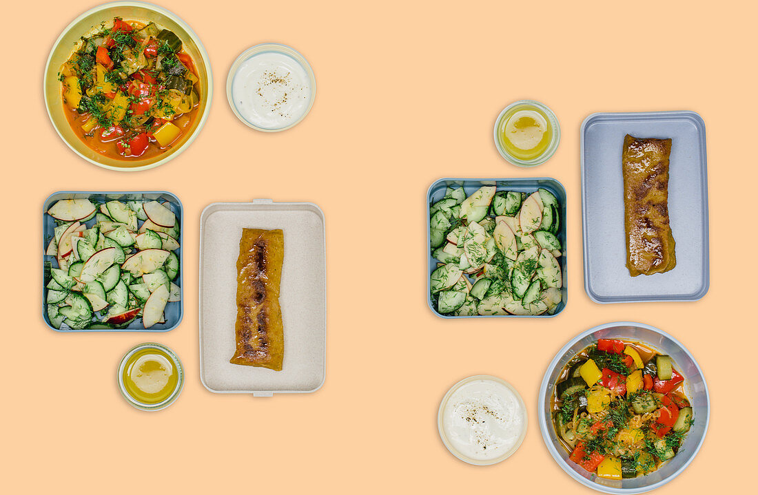 Pepper and cucumber stew, lupine escalopes and an apple and cucumber salad (meal prep)
