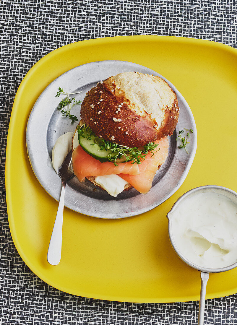 Frühstücks-Laugen-Burger mit Lachs und Quark