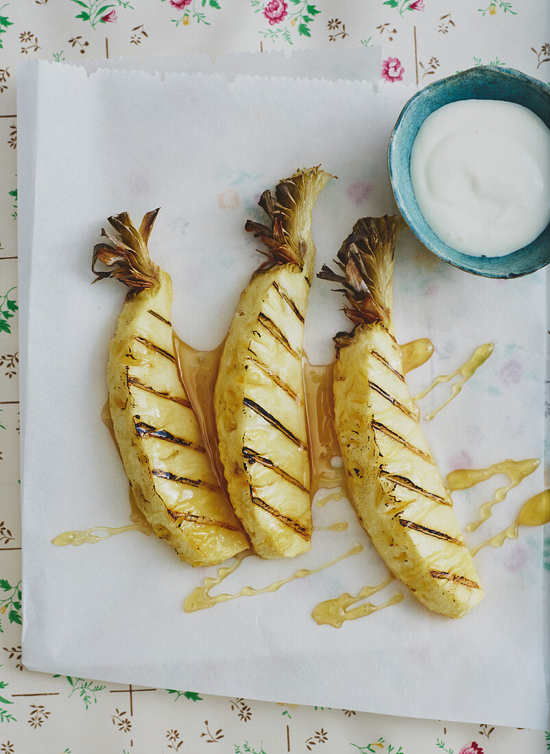 Gegrillte Ananas mit Creme fraiche und Honig