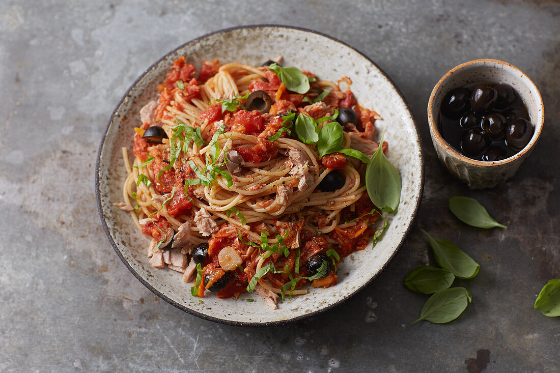 Spaghetti with a tuna and tomato sauce
