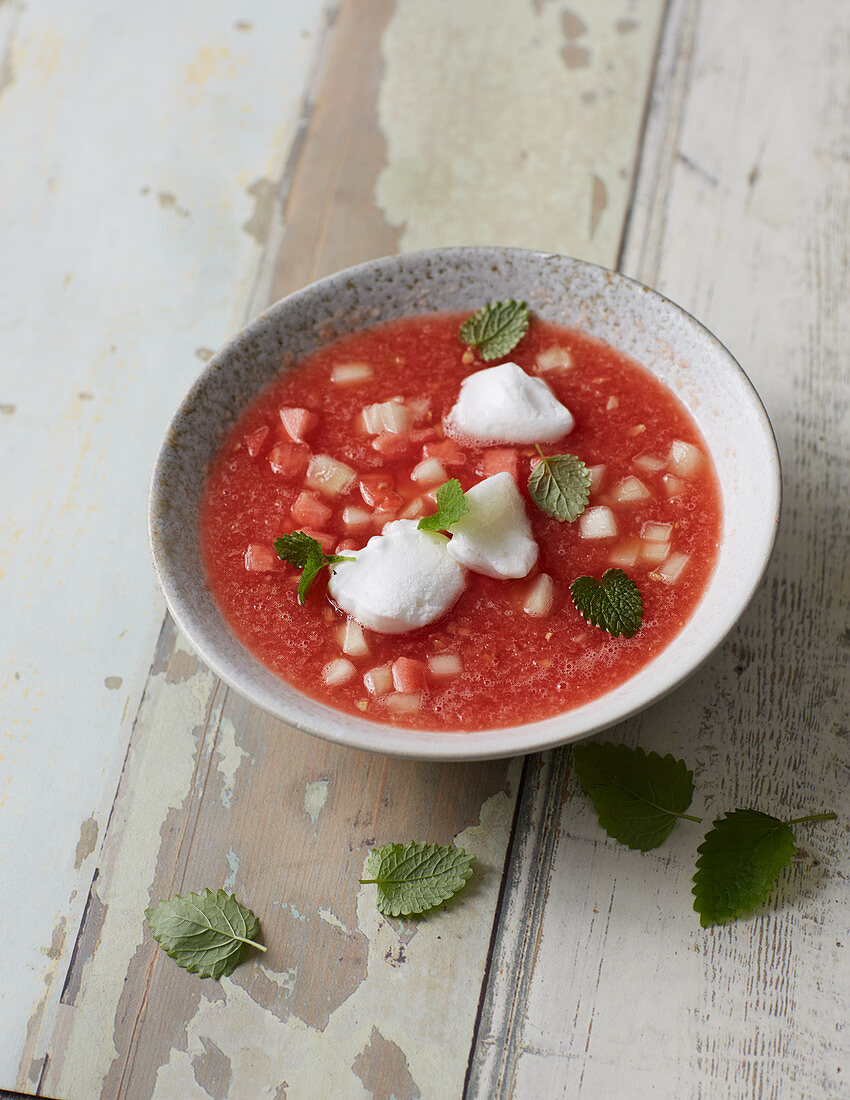 Melonen-Kaltschale mit Schneeklößchen