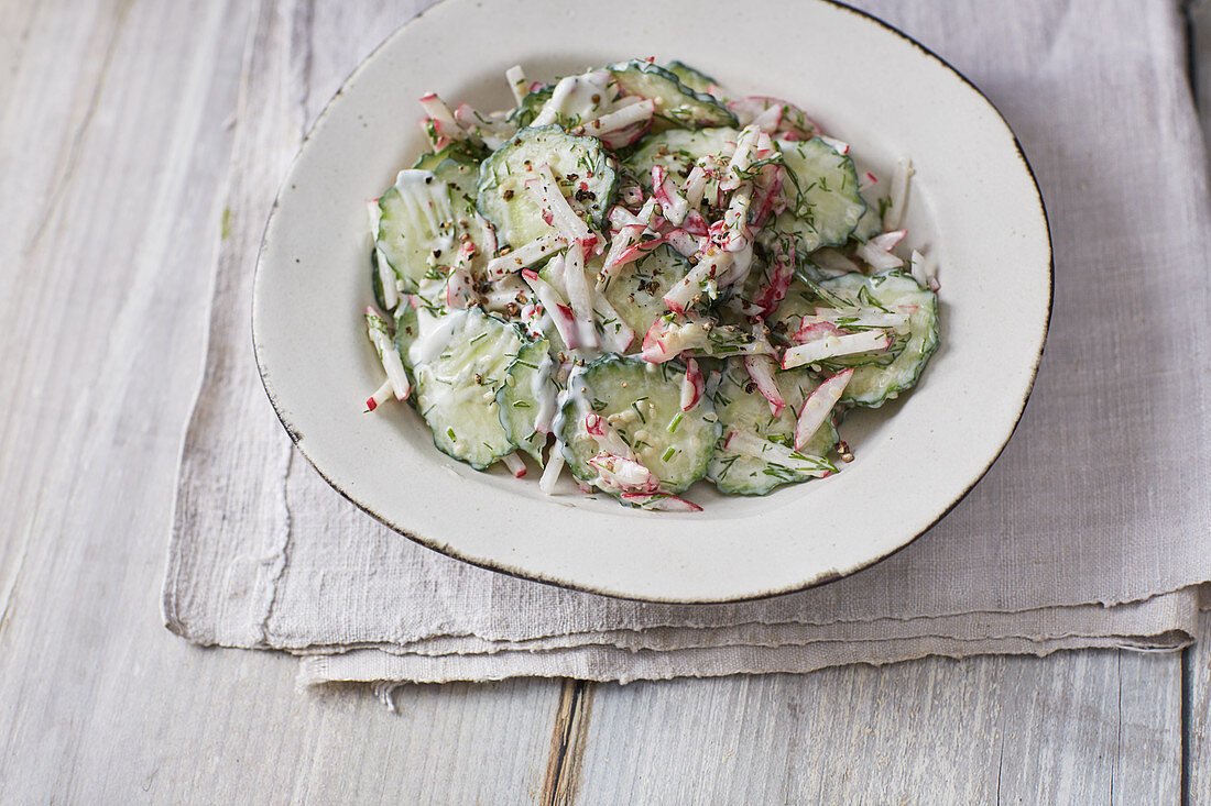 Gurkensalat mit weißem Dilldressing