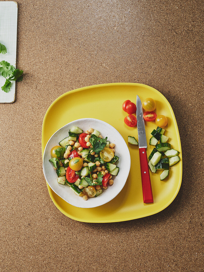 Kichererbsensalat mit Gurke und bunten Tomaten