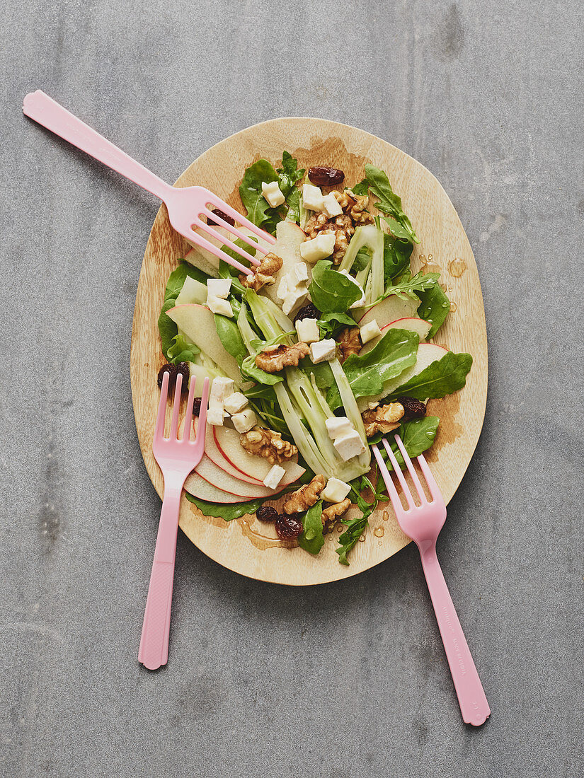 Rocket salad with apple, fennel, Brie and walnuts