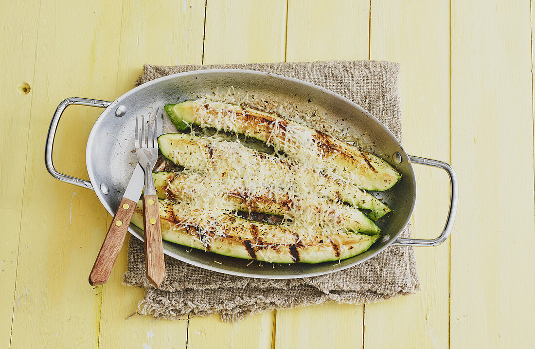 Gegrillte Zucchini mit Parmesankruste