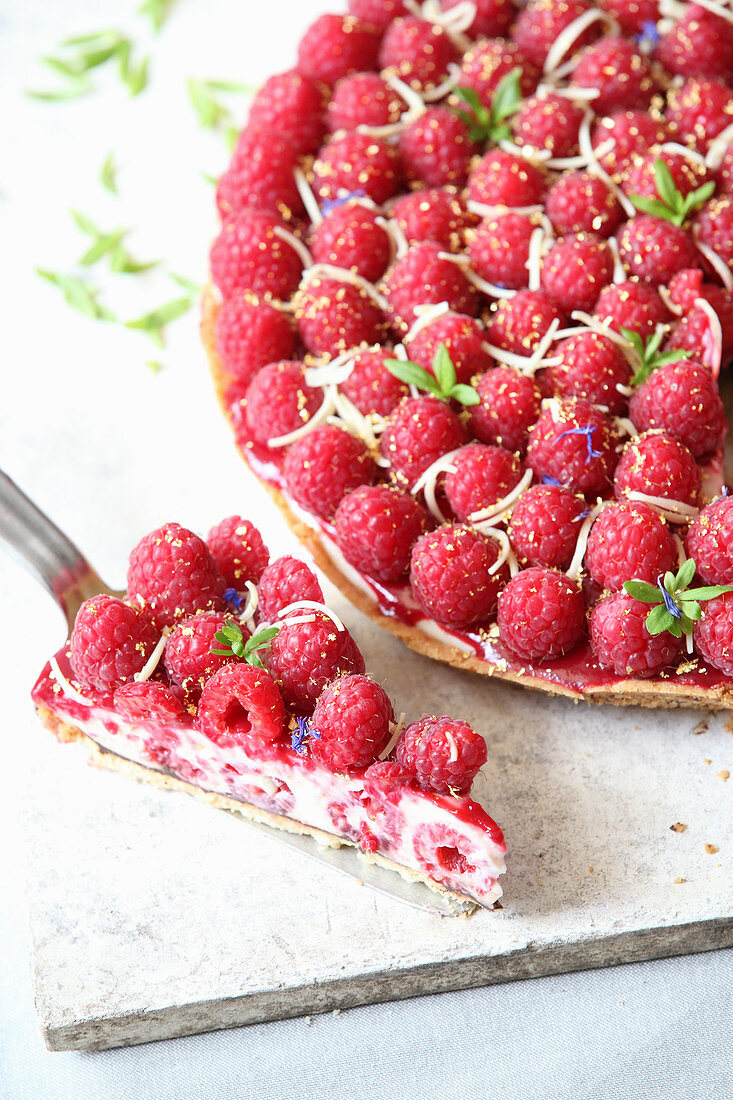 Raspberry cake with white chocolate