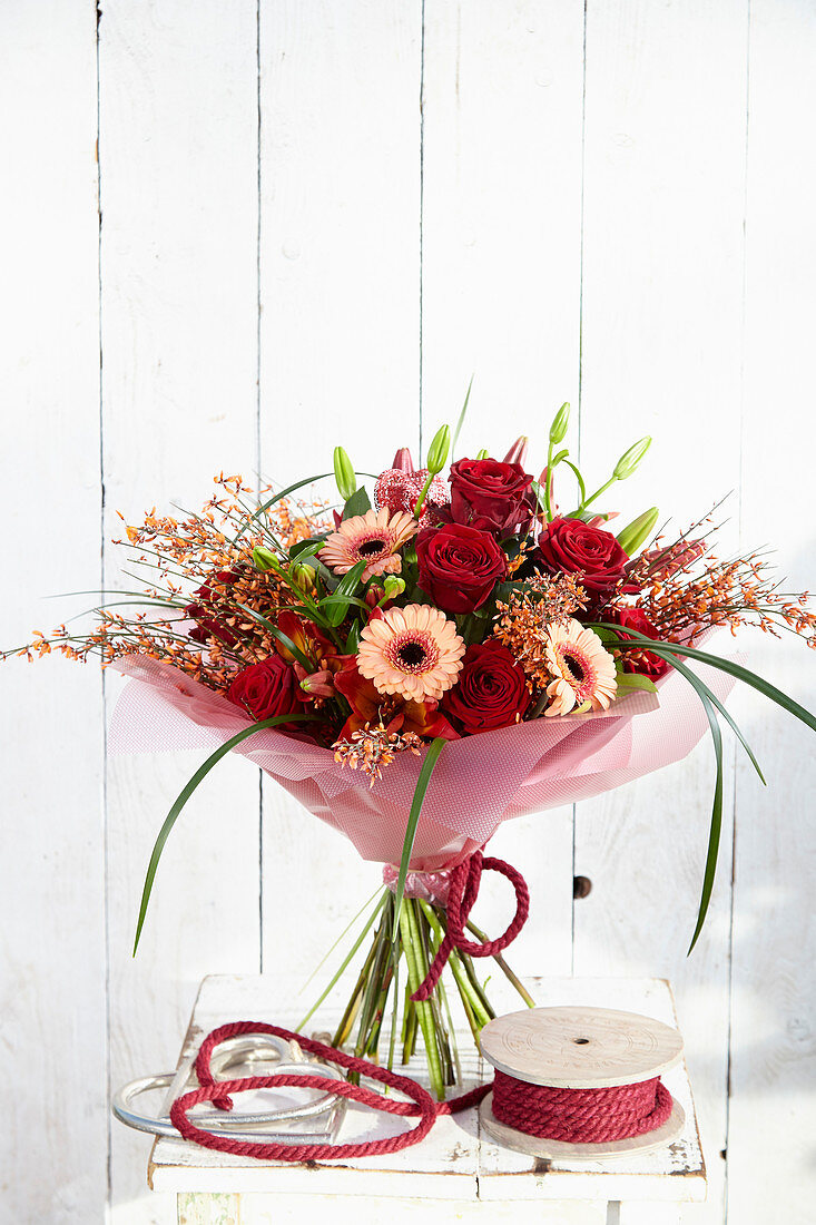 Strauß aus roten Rosen, Gerbera und Ginster