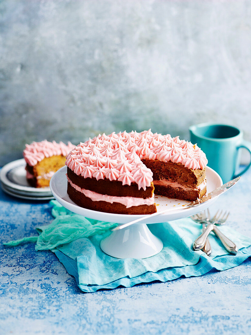 Glutenfreier Karamell-Mandel-Mudcake mit rosa Cremefrosting