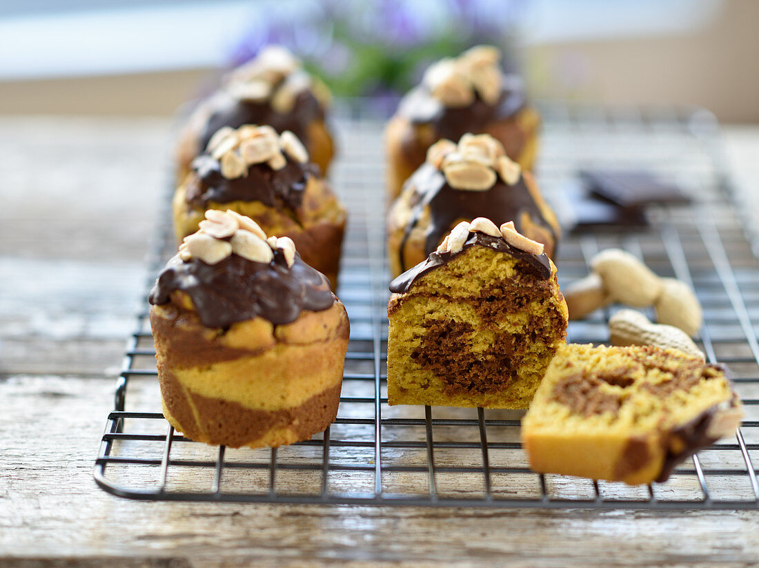 Vegane Marmor-Erdnuss-Karotten Muffins mit Schokoladenguss und gesalzenen Erdnüssen