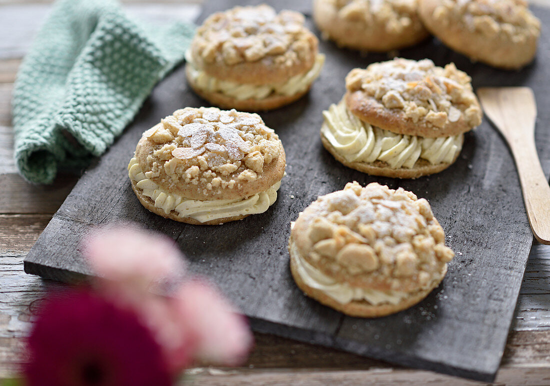 Vegan crumble and almond biscuits filled with vanilla cream