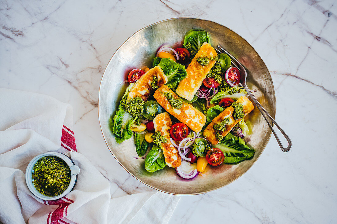 Cos lettuce with halloumi, cherry tomatoes and red onions