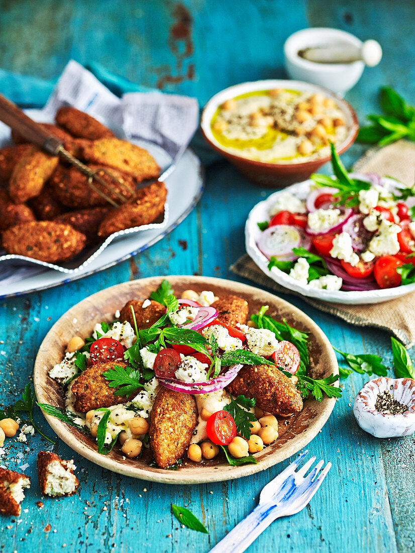 Blumenkohl-Falafel mit Tomaten und Kichererbsen