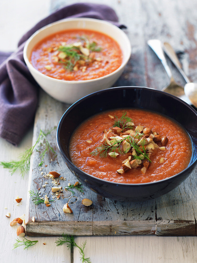 Fenchel-Tomatensuppe mit gehackten Mandeln