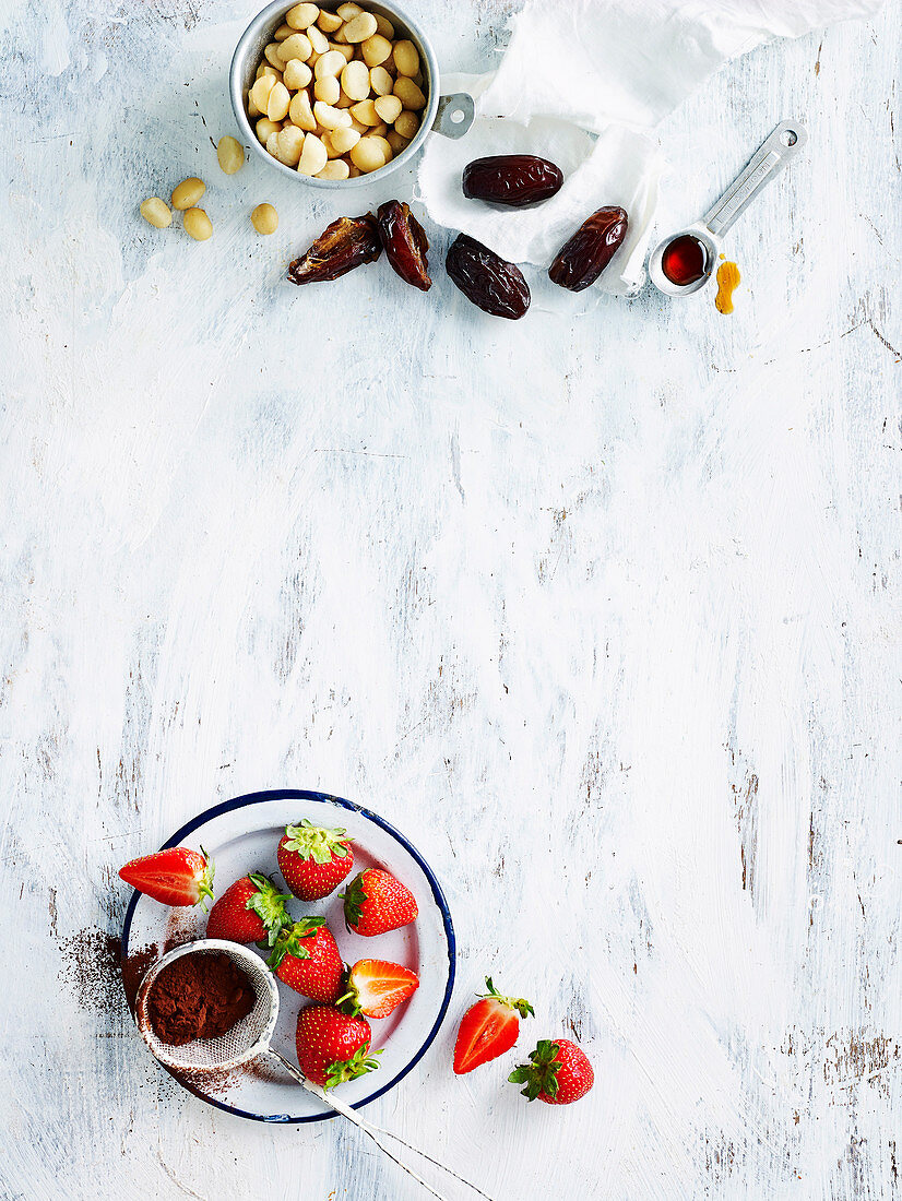 Zutaten für veganen Brownie-Käsekuchen mit Erdbeeren (glutenfrei)