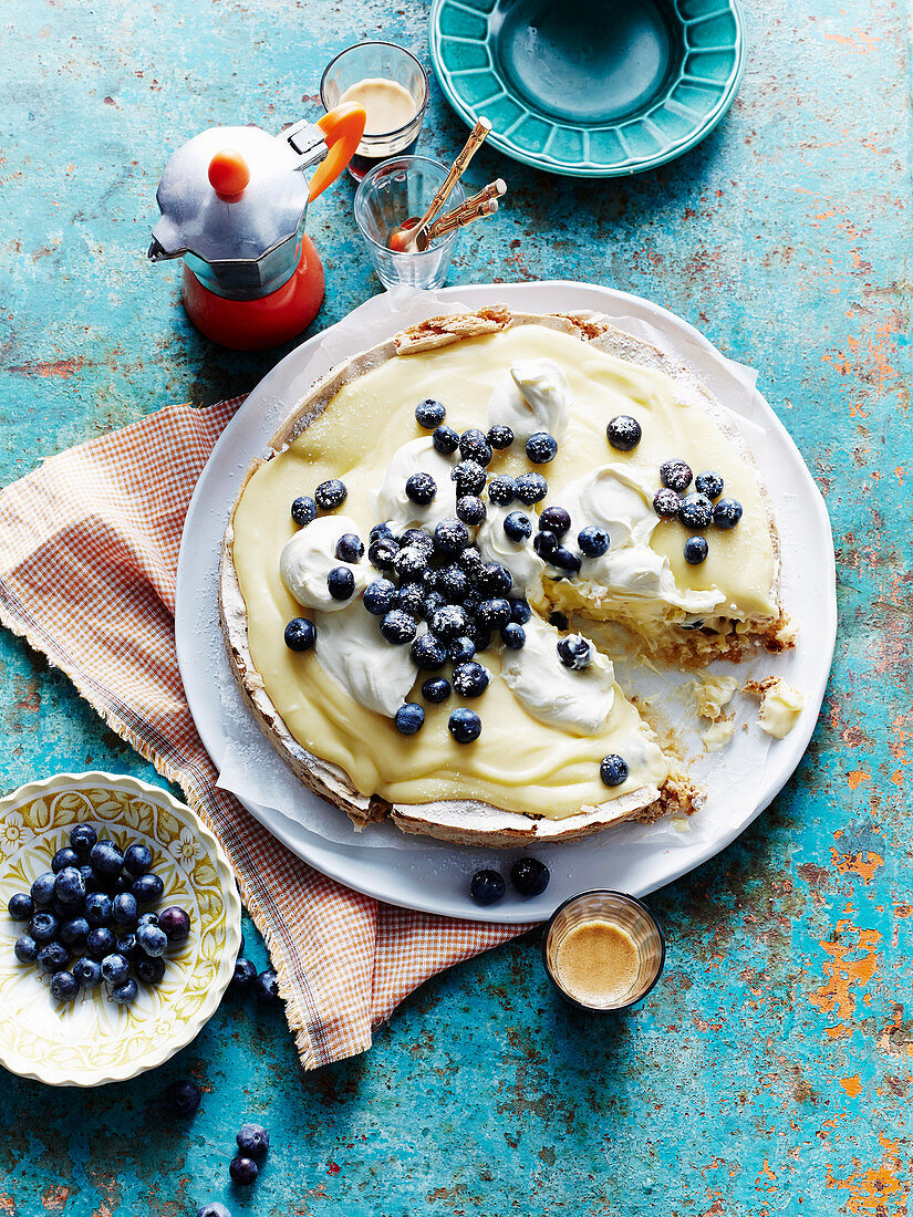 Glutenfreie Meringue-Torte mit Lemon Curd und Blaubeeren