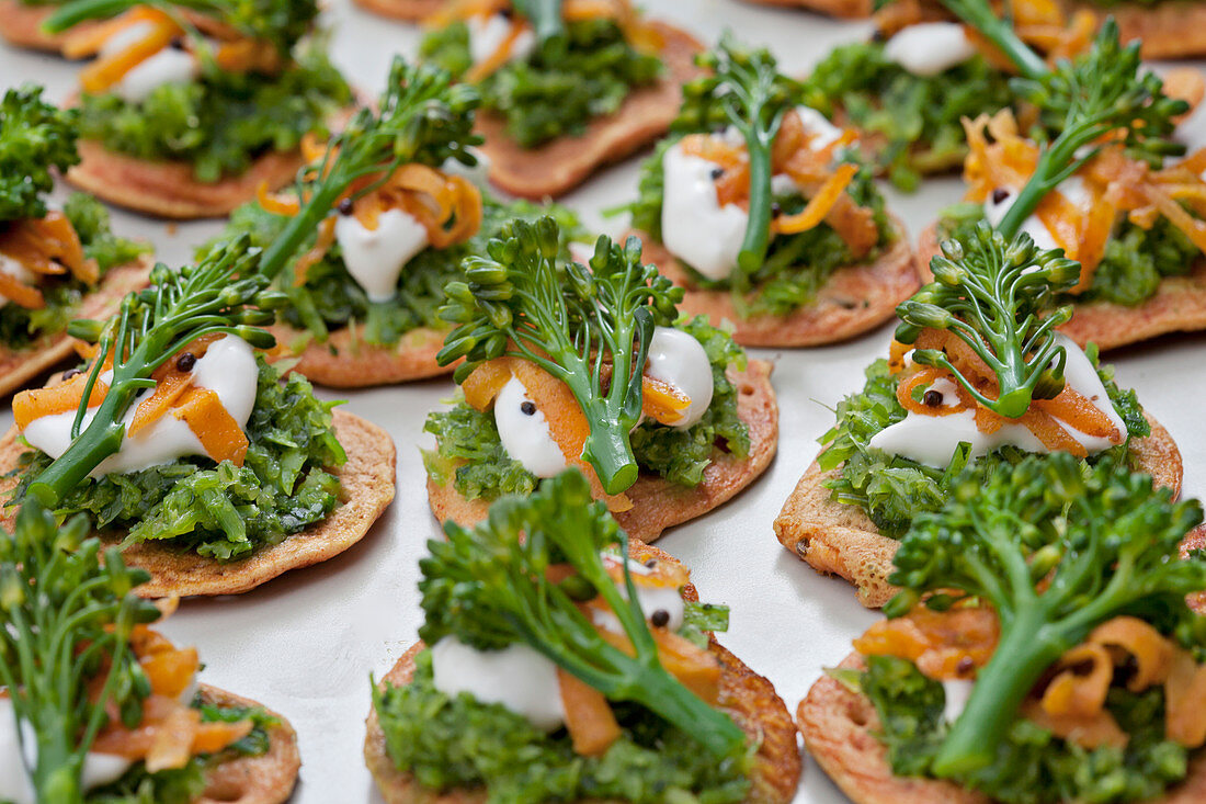 Canapés mit Brokkolini, Räucherlachs und Sauerrahm