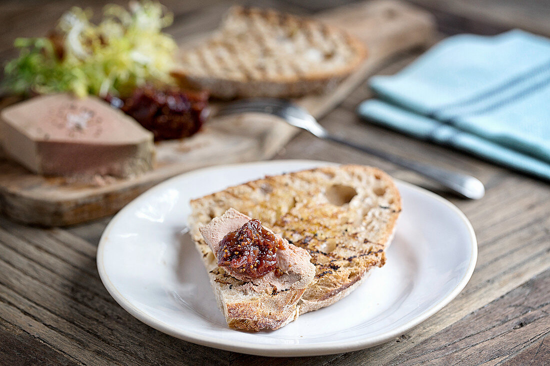 Toast mit Hühnerleberpastete und Chutney