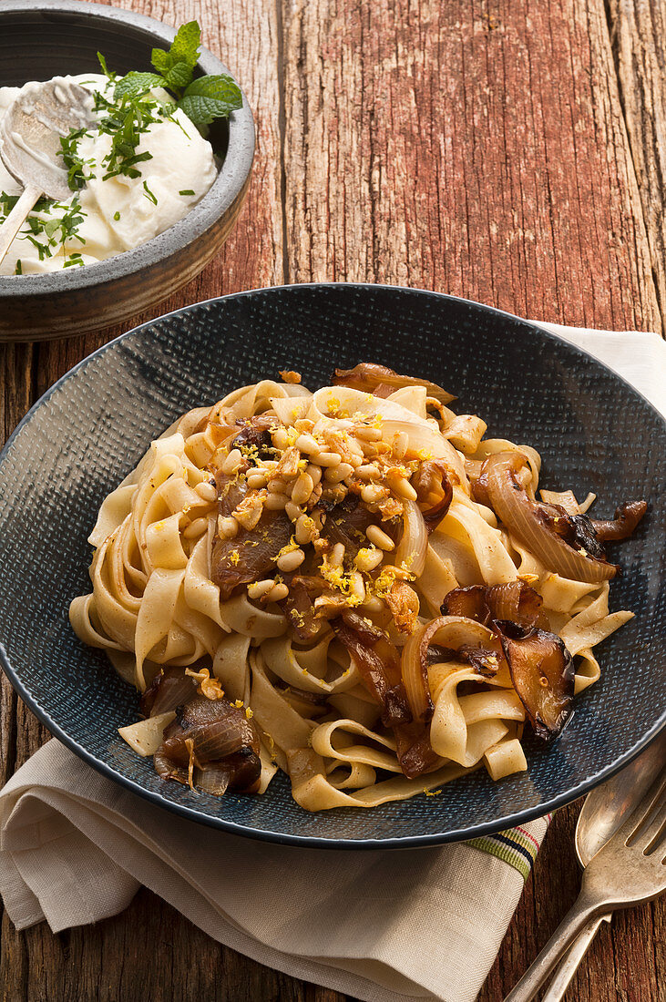 Pasta mit gebratenen Zwiebeln