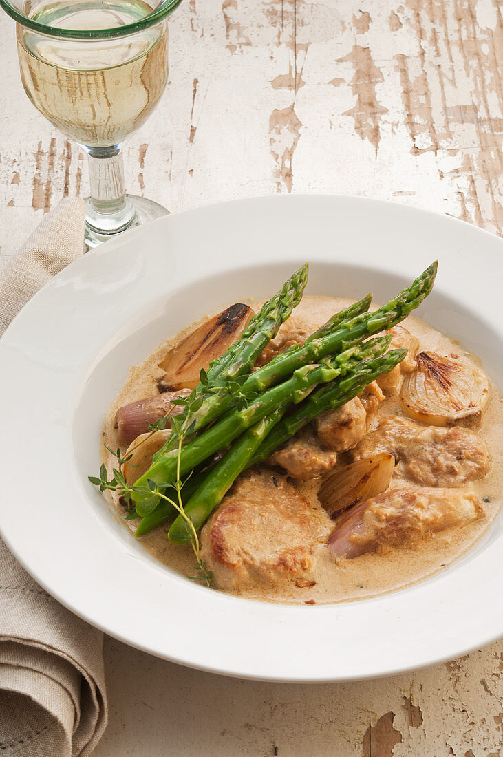 Pork with shallots and asparagus