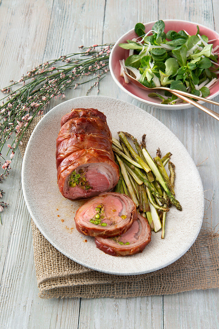 Lammrollbraten mit Erbsenfüllung und grünem Spargel