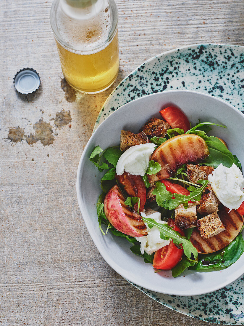 Burratasalat mit gegrillten Nektarinen und Brotcroutons