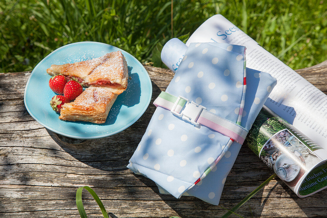 Gebäck mit Erdbeeren, selbst genähte Brotzeitbeutel und Zeitschrift